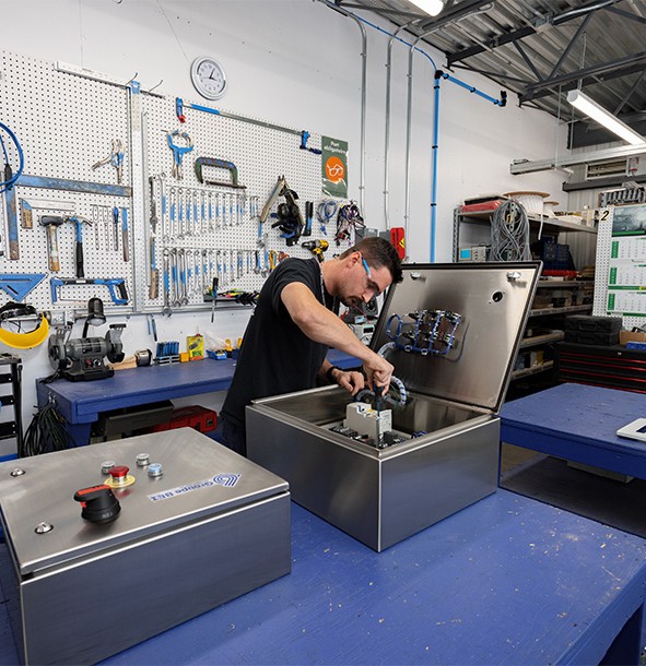 Fabrication de panneaux de contrôle certifiés